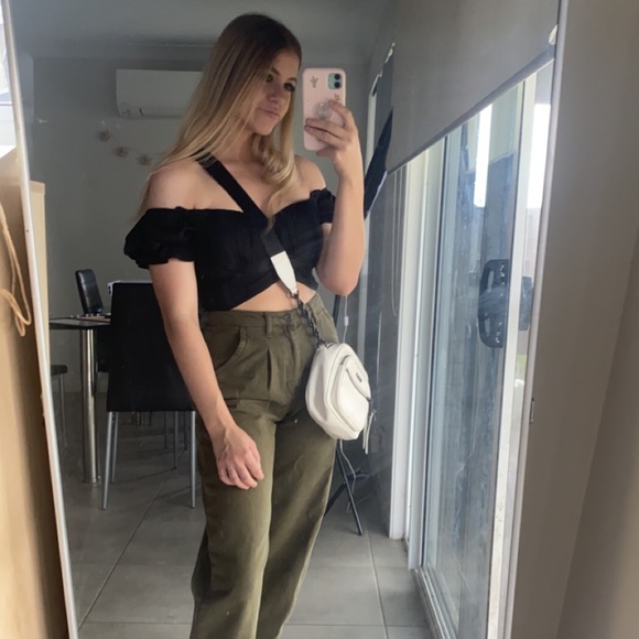 Meet your Posher, Ashleigh 💚 - Picture 4 of 4